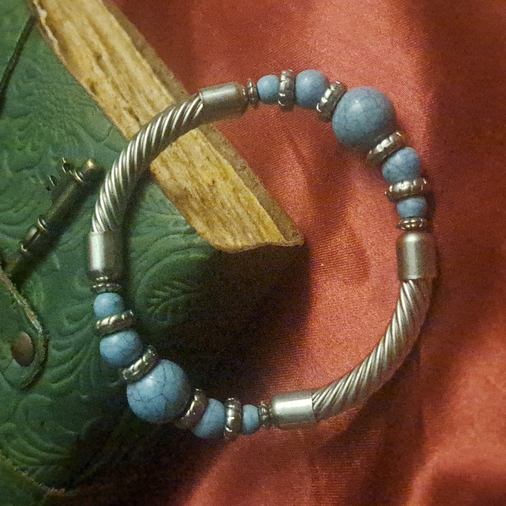 Plastic bead and metal bracelet